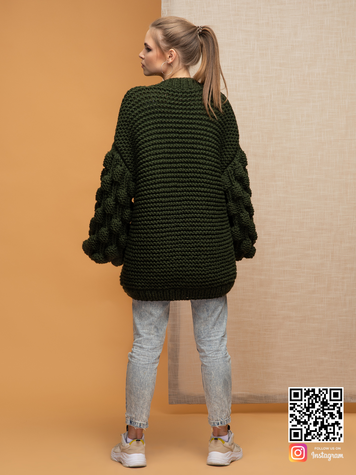 На второй фотографии женский кардиган крупной вязкой со спины от Shapar, бренда вязаной одежды ручной работы в интернет-магазине связанных спицами вещей.