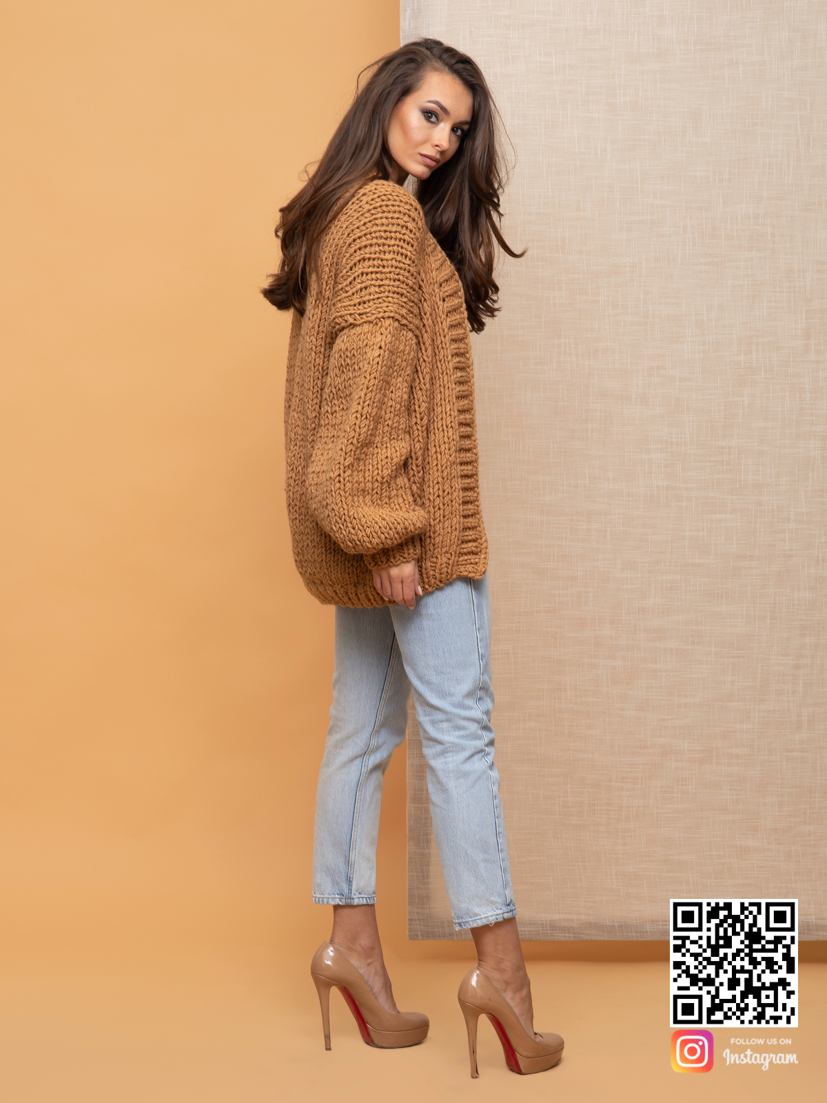 На второй фотографии женский кардиган на каждый день коричневого цвета от Shapar, бренда вязаной одежды ручной работы в интернет-магазине связанных спицами вещей.