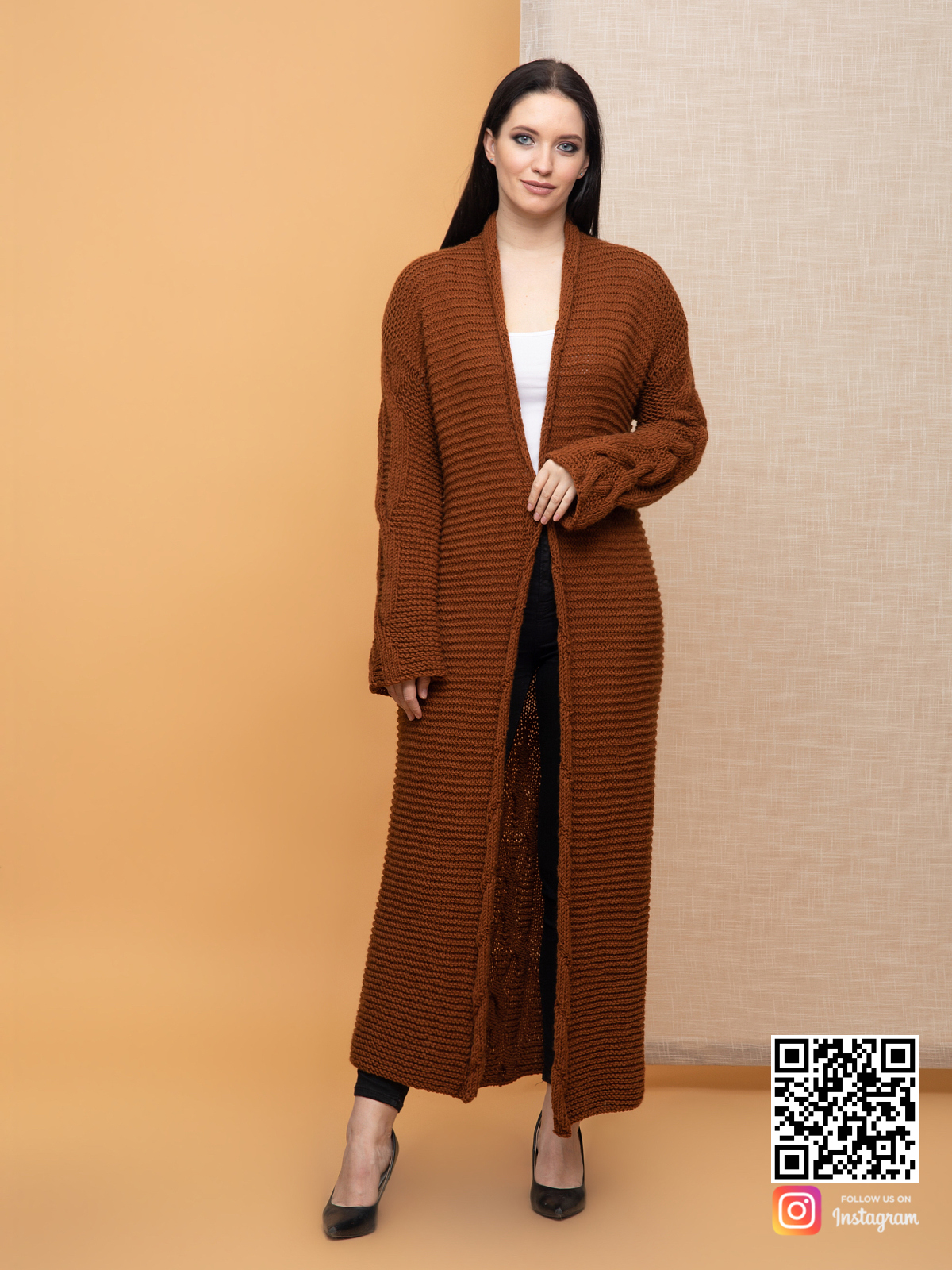На четвертой фотографии длинный  коричневый женский кардиган с косами от Shapar, бренда вязаной одежды ручной работы в интернет-магазине связанных спицами вещей.