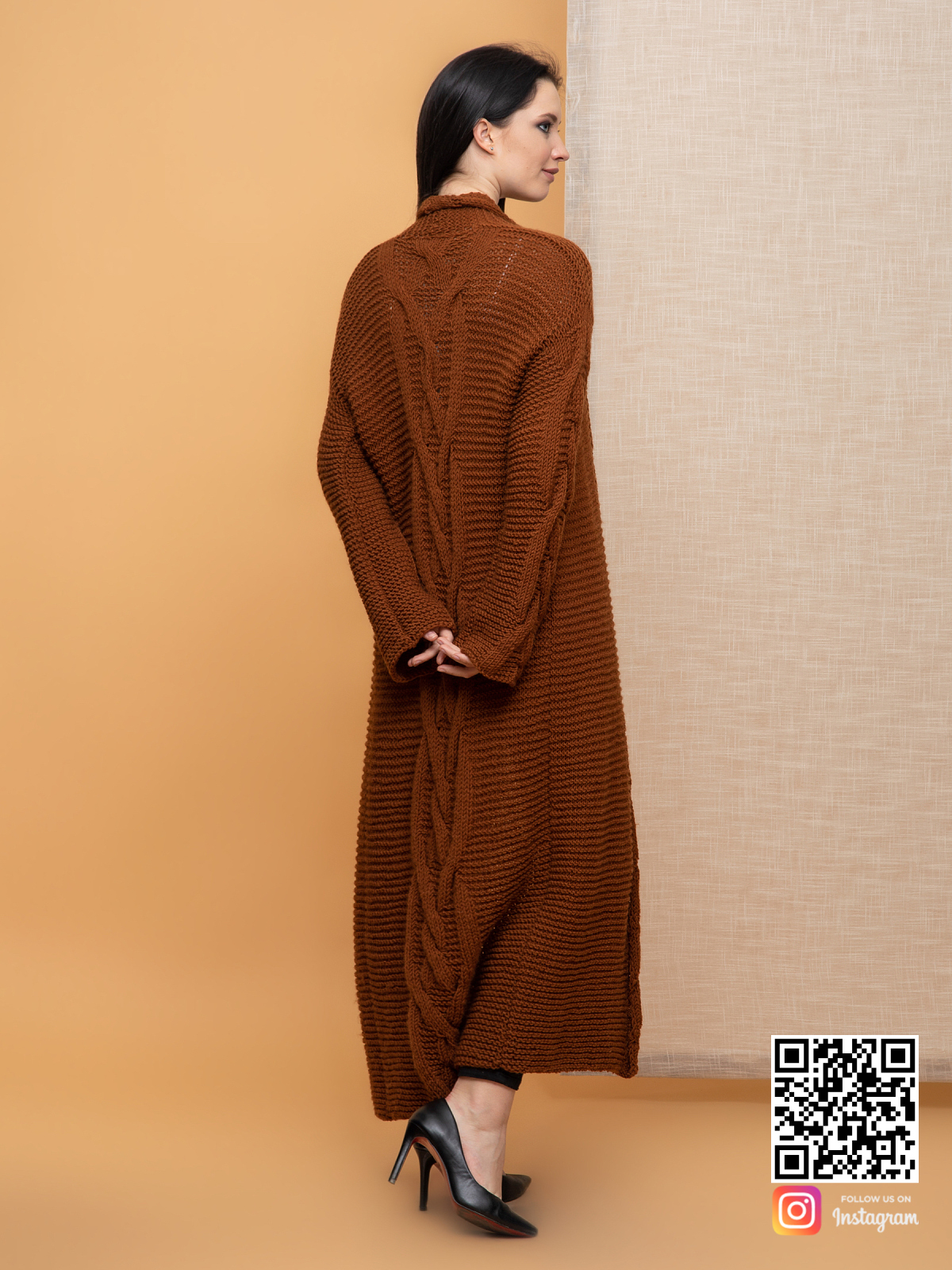 На пятой фотографии женский кардиган с косами на рукавах и спине от Shapar, бренда вязаной одежды ручной работы в интернет-магазине связанных спицами вещей.