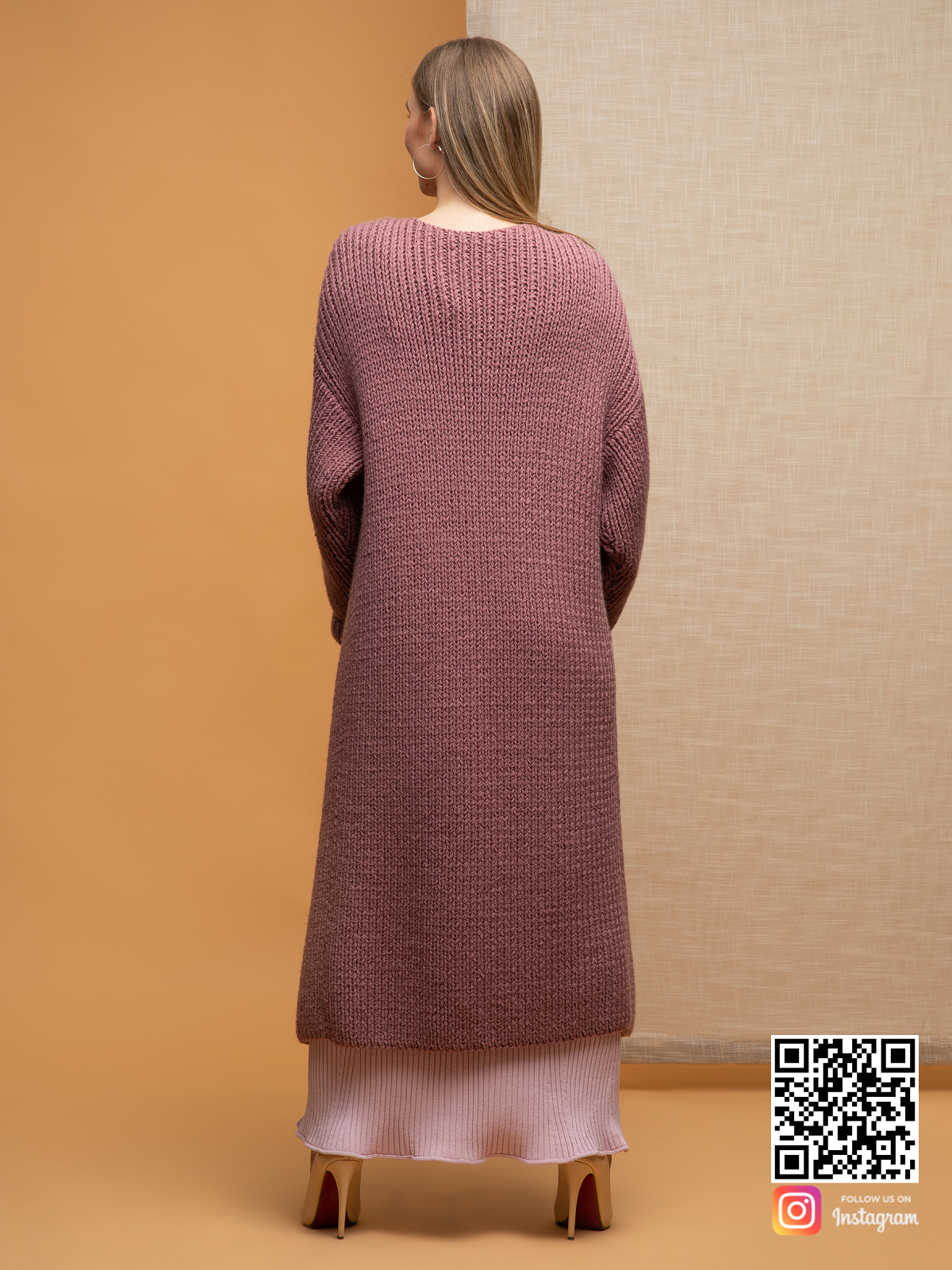 На второй фотографии женский классический кардиган со спины от Shapar, бренда вязаной одежды ручной работы в интернет-магазине связанных спицами вещей.