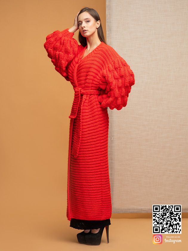 На второй фотографии длинный красный кардиган с объемными рукавами от Shapar, бренда вязаной одежды ручной работы в интернет-магазине связанных спицами вещей.
