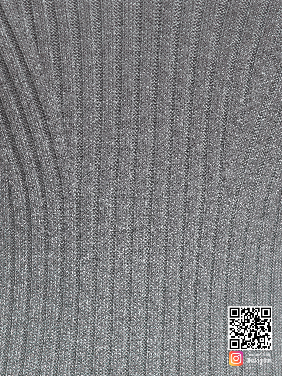 На пятой фотографии вязаное трикотажное платье серого цвета крупным планом от Shapar, бренда женской одежды ручной работы в интернет-магазине связанных спицами вещей.