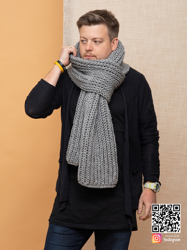 На фотографии серый шарф мужской от Shapar, бренда вязаной одежды ручной работы в интернет магазине связанных спицами вещей.