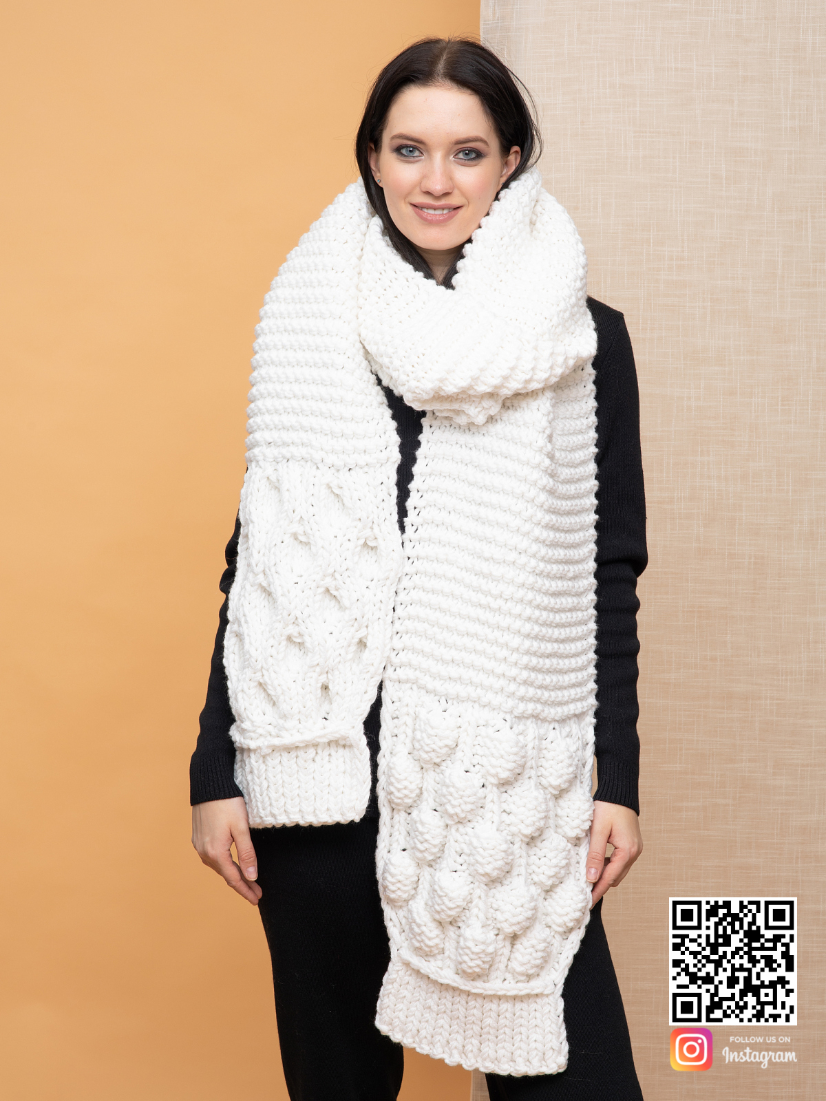 На второй фотографии женский шарф белого цвета крупным планом от Shapar, бренда вязаной одежды ручной работы в интернет-магазине связанных спицами вещей.