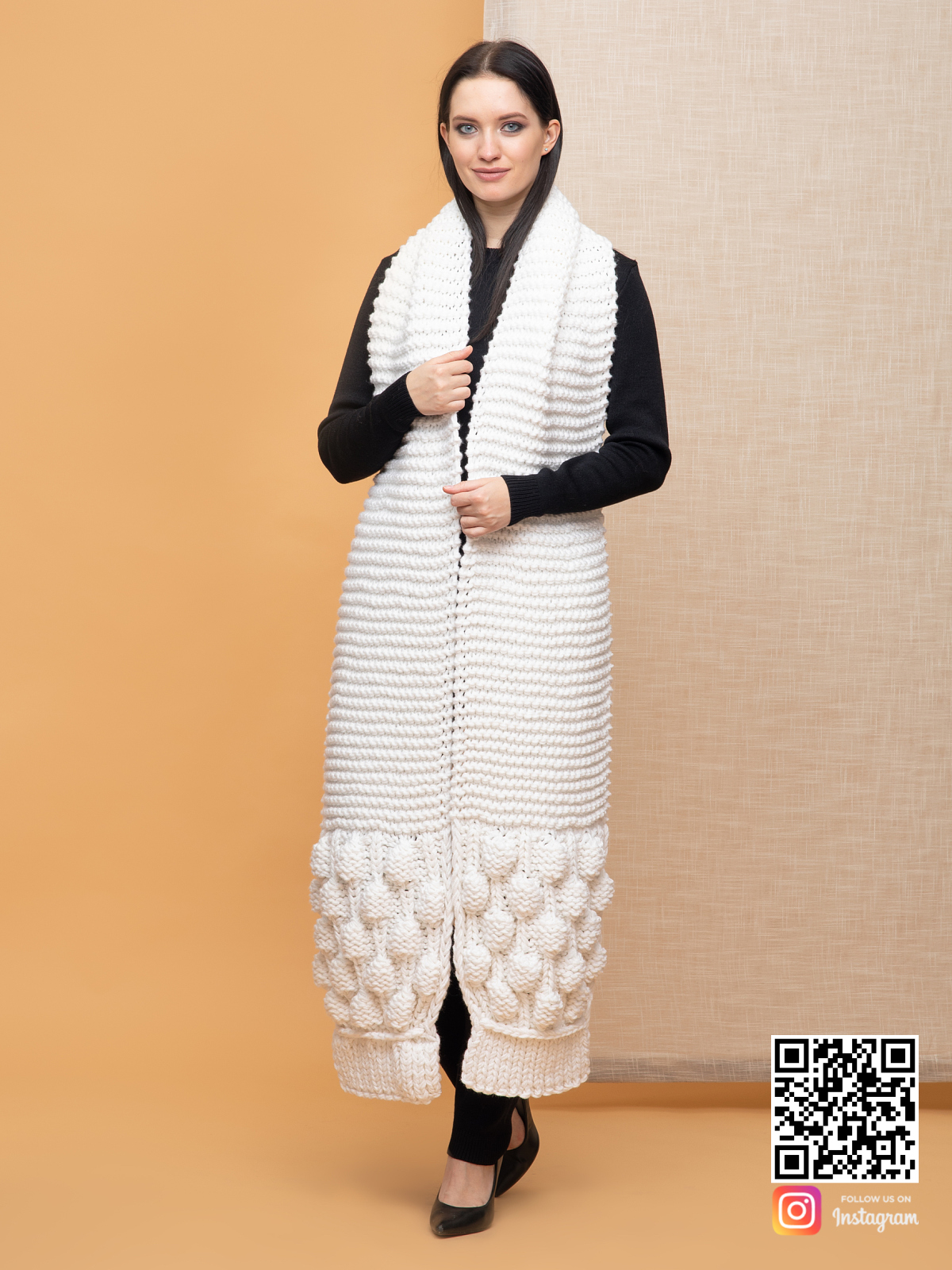 На пятой фотографии женский шарф белого цвета с узором от Shapar, бренда вязаной одежды ручной работы в интернет-магазине связанных спицами вещей.