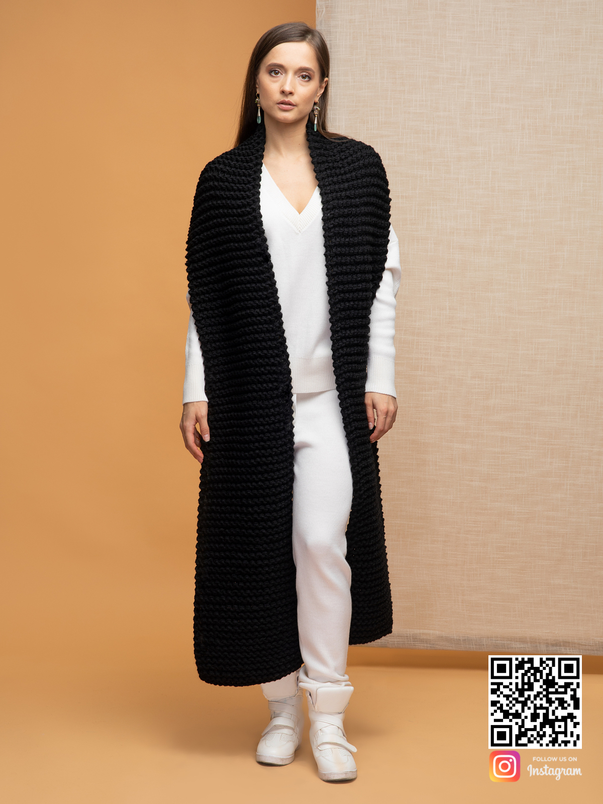 На фотографии модный черный шарф женский от Shapar, бренда вязаной одежды ручной работы в интернет-магазине связанных спицами вещей.