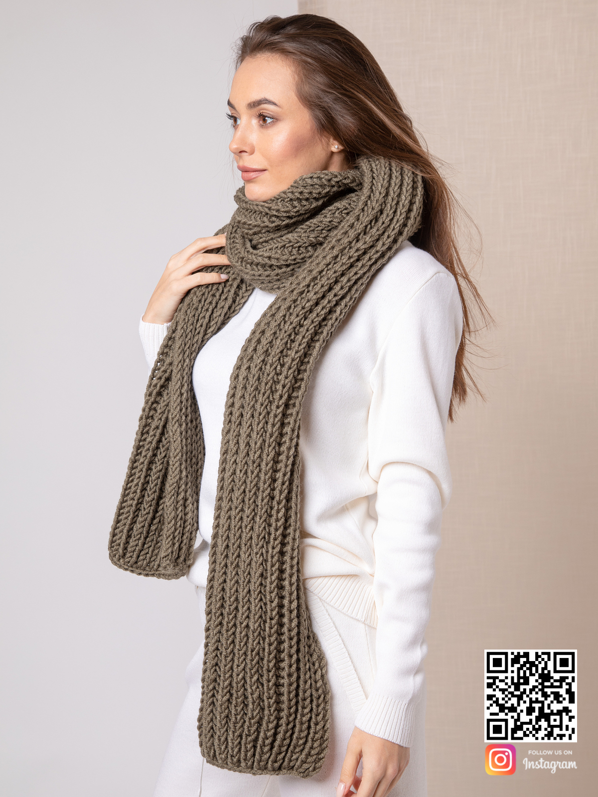 На фотографии женский шарф хаки от Shapar, бренда вязаной одежды ручной работы в интернет-магазине связанных спицами вещей.