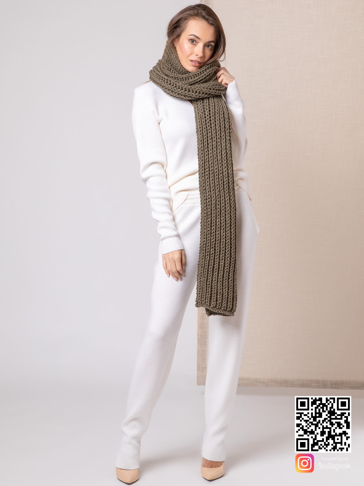 На четвертой фотографии женский объемный шарф хаки от Shapar, бренда вязаной одежды ручной работы в интернет-магазине связанных спицами вещей.