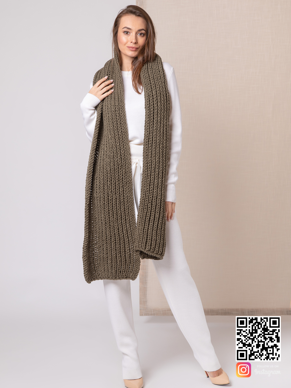 На третьей фотографии женский длинный шарф хаки от Shapar, бренда вязаной одежды ручной работы в интернет-магазине связанных спицами вещей.