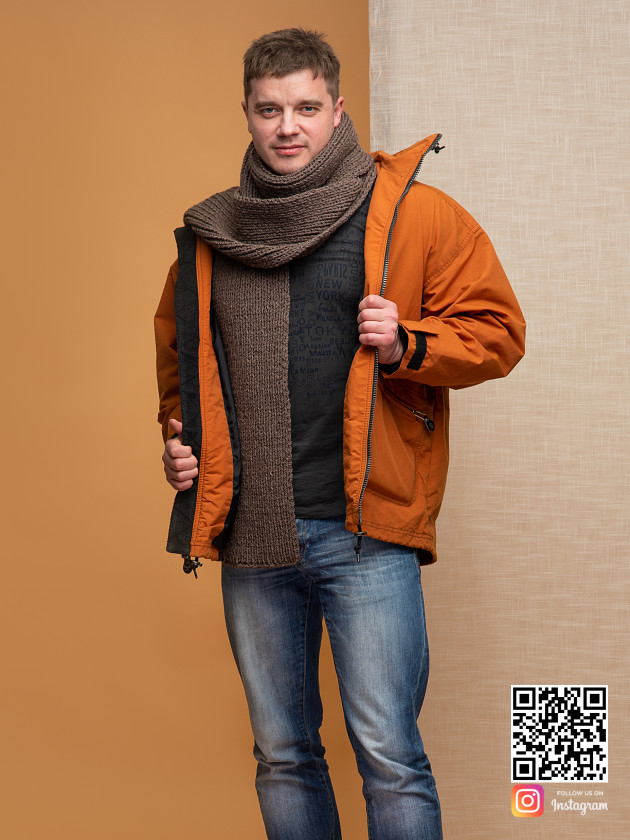 На второй фотографии длинный шарф коричневый мужской от Shapar, бренда вязаной одежды ручной работы в интернет магазине связанных спицами вещей.