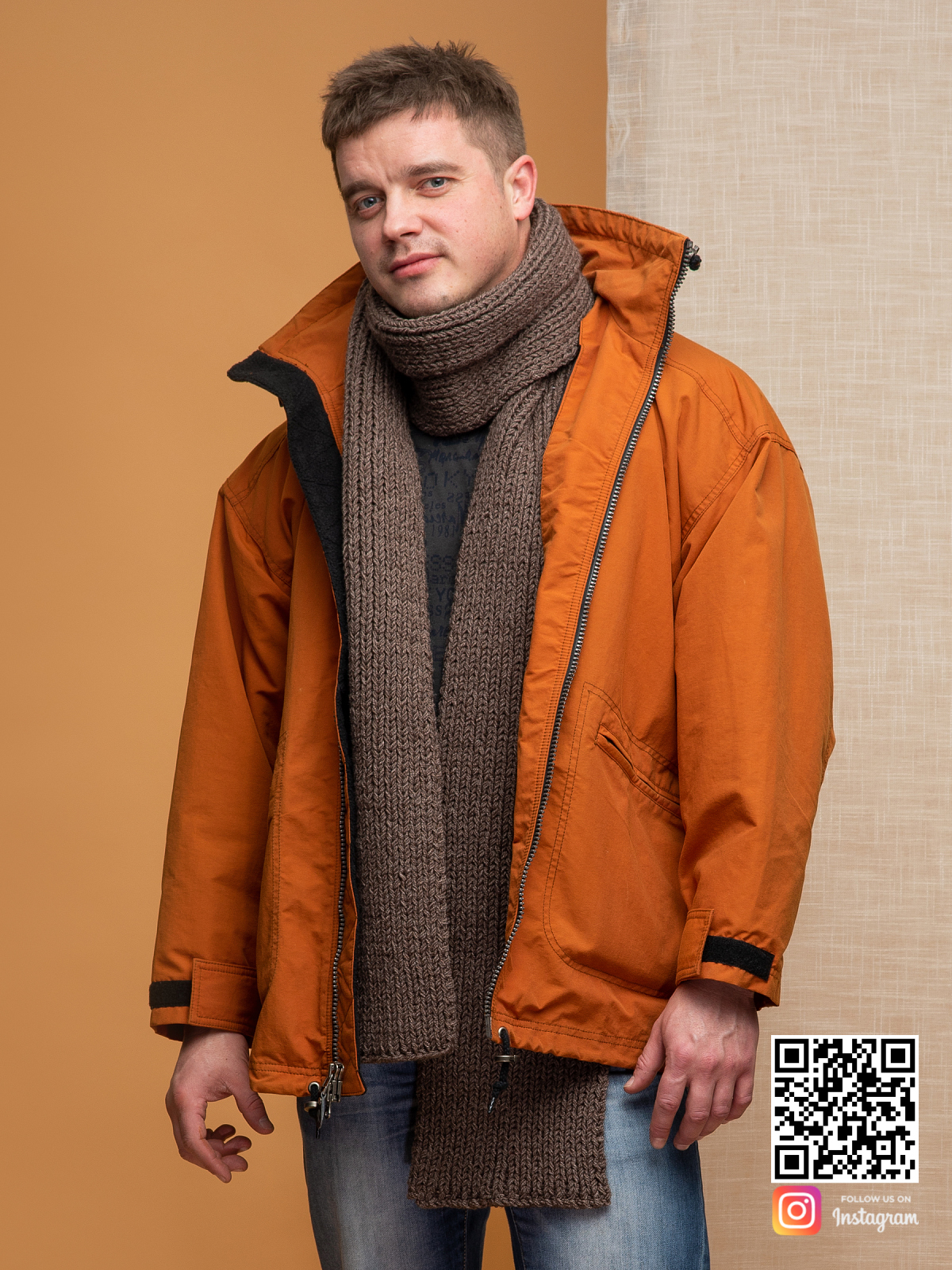 На третьей фотографии стильный шарф коричневый мужской от Shapar, бренда вязаной одежды ручной работы в интернет магазине связанных спицами вещей.