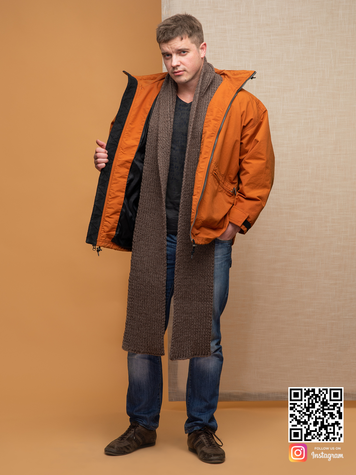 На фотографии шарф коричневый мужской от Shapar, бренда вязаной одежды ручной работы в интернет магазине связанных спицами вещей.