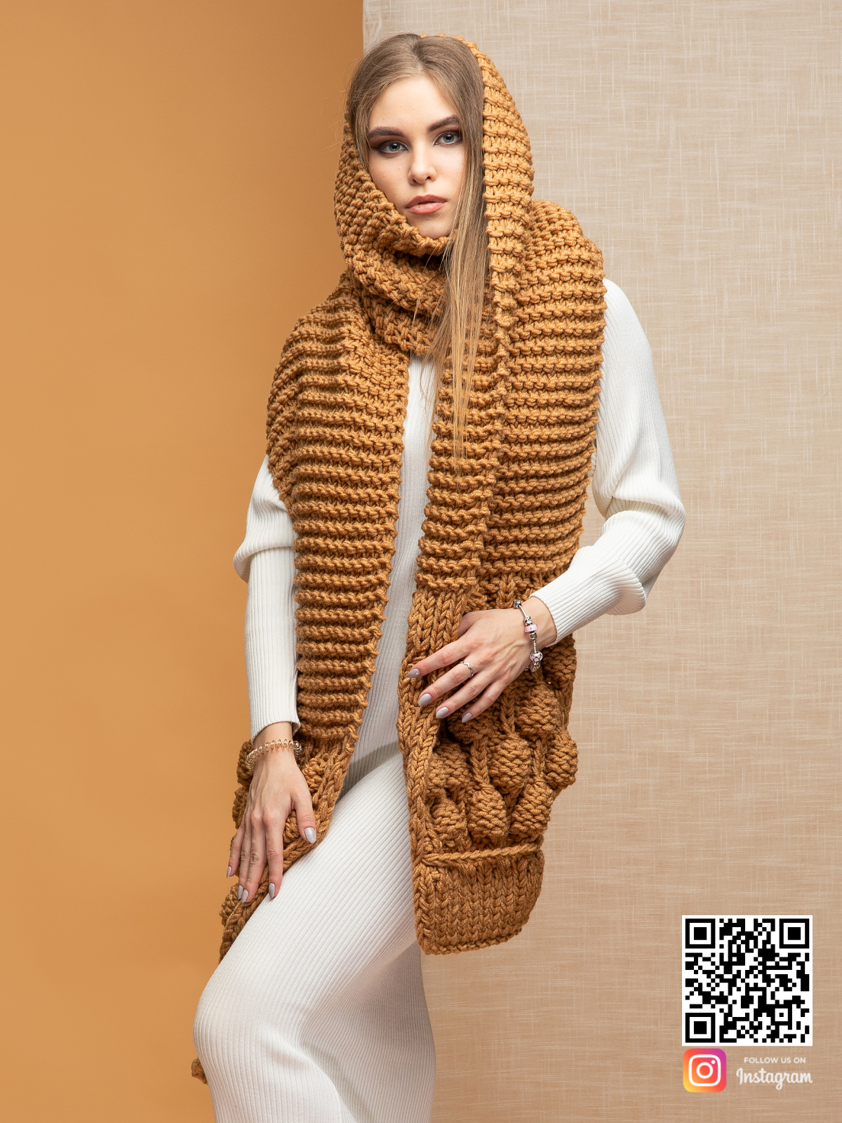 На фотографии женский шарф крупной вязки от Shapar, бренда вязаной одежды ручной работы в интернет-магазине связанных спицами вещей.
