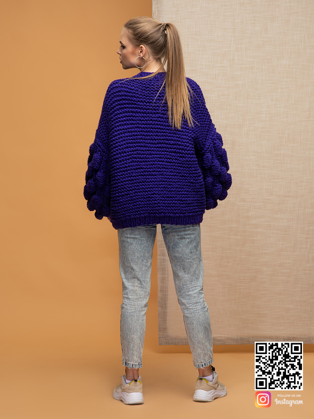 На второй фотографии сиреневый вязаный кардиган со спины от Shapar, бренда одежды ручной работы в интернет-магазине связанных спицами вещей.