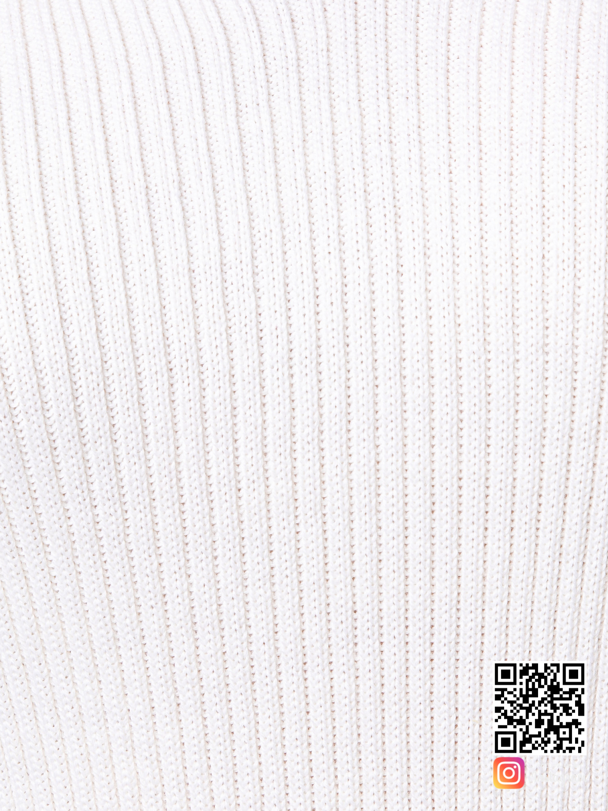 На шестой фотографии женский стильный свитер белый крупным планом от Shapar, бренда вязаной одежды ручной работы в интернет-магазине связанных спицами вещей.
