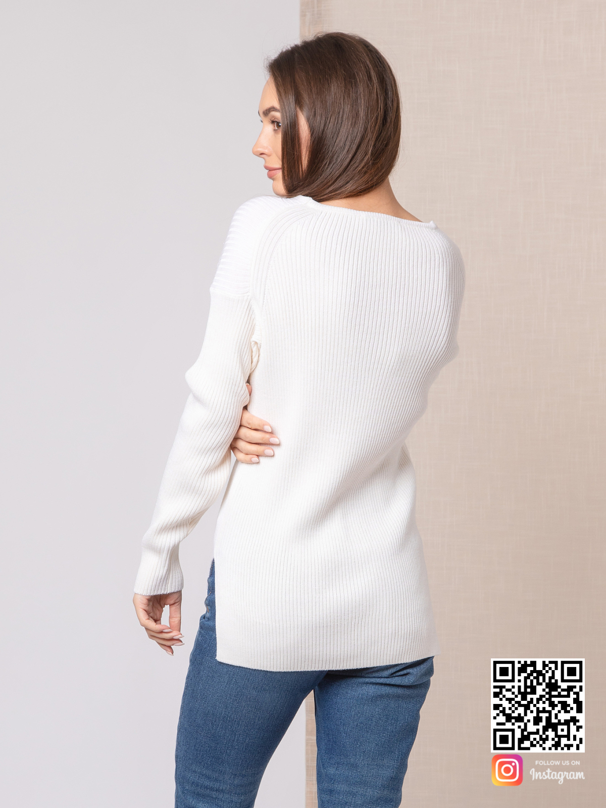 На второй фотографии женский стильный свитер белый со спины от Shapar, бренда вязаной одежды ручной работы в интернет-магазине связанных спицами вещей.