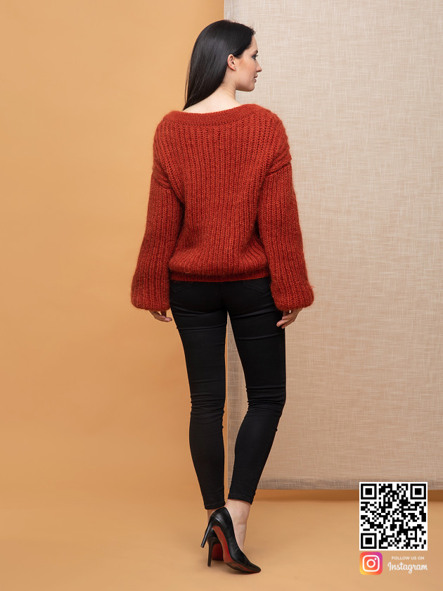 На второй фотографии свитер из мохера женский со спины от Shapar, бренда вязаной одежды ручной работы в интернет-магазине связанных спицами вещей.