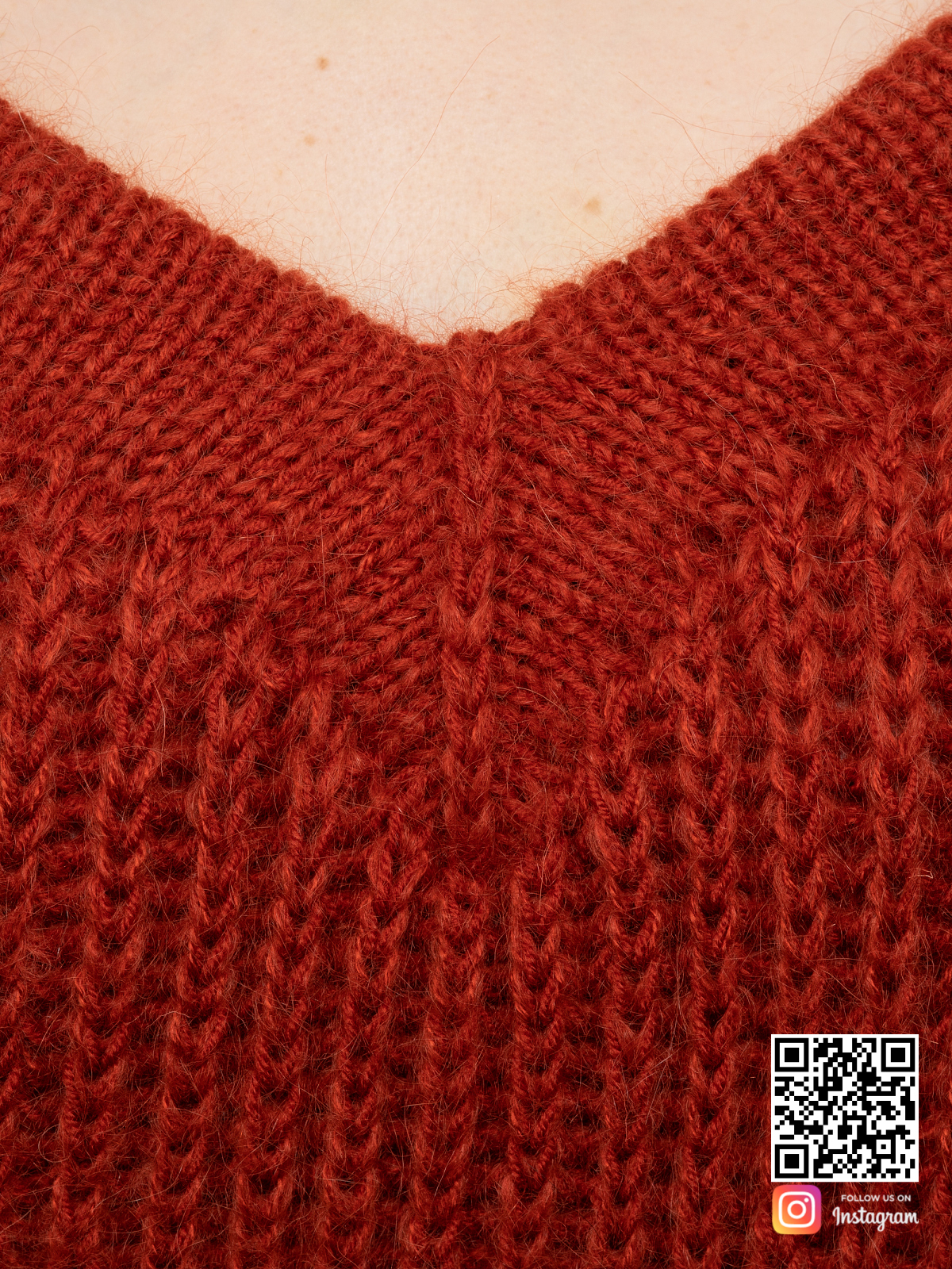 На шестой фотографии свитер из мохера женский крупным планом от Shapar, бренда вязаной одежды ручной работы в интернет-магазине связанных спицами вещей.