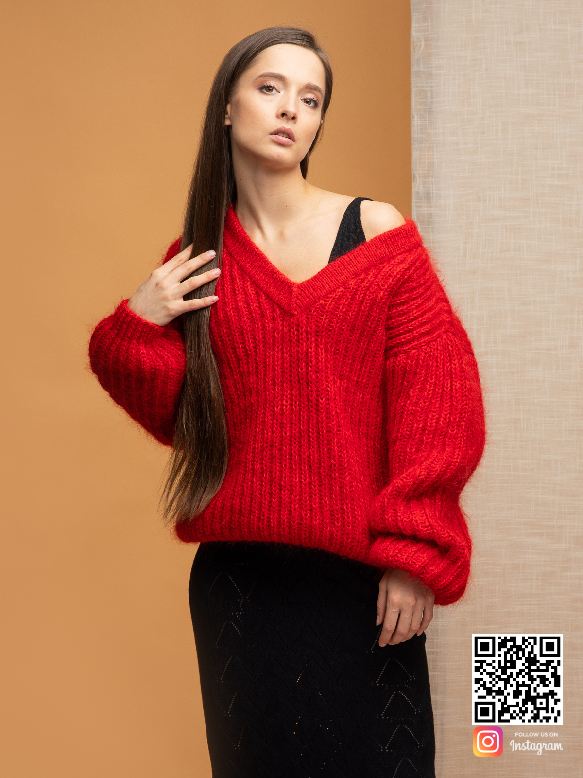 На шестой фотографии свитер красного цвета на одно плечо от Shapar, бренда вязаной одежды ручной работы в интернет-магазине связанных спицами вещей.