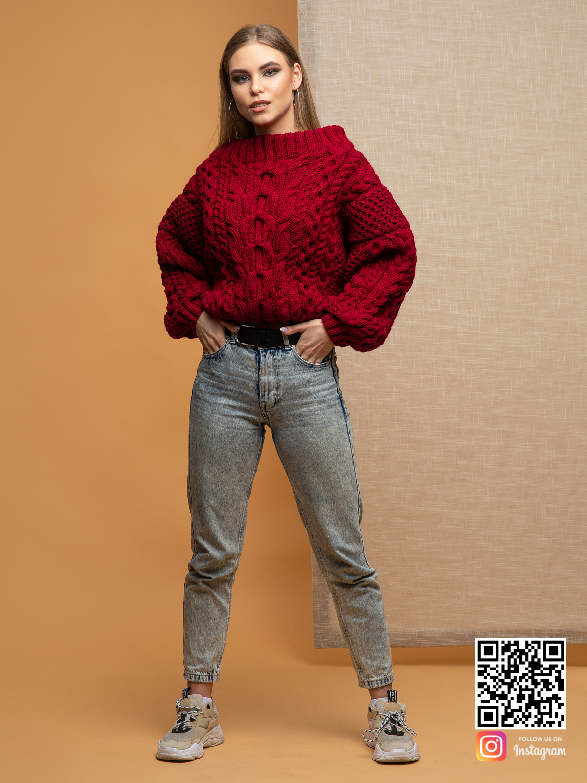 На третьей фотографии модный свитер марсала в косах для девушек от Shapar, бренда вязаной одежды ручной работы в интернет-магазине связанных спицами вещей.