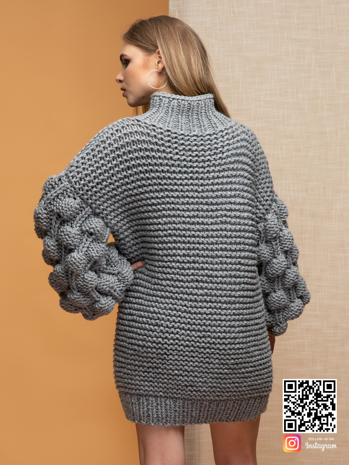 На четвертой фотографии женский длинный свитер оверсайз крупной вязки от Shapar, бренда вязаной одежды ручной работы в интернет-магазине связанных спицами вещей.