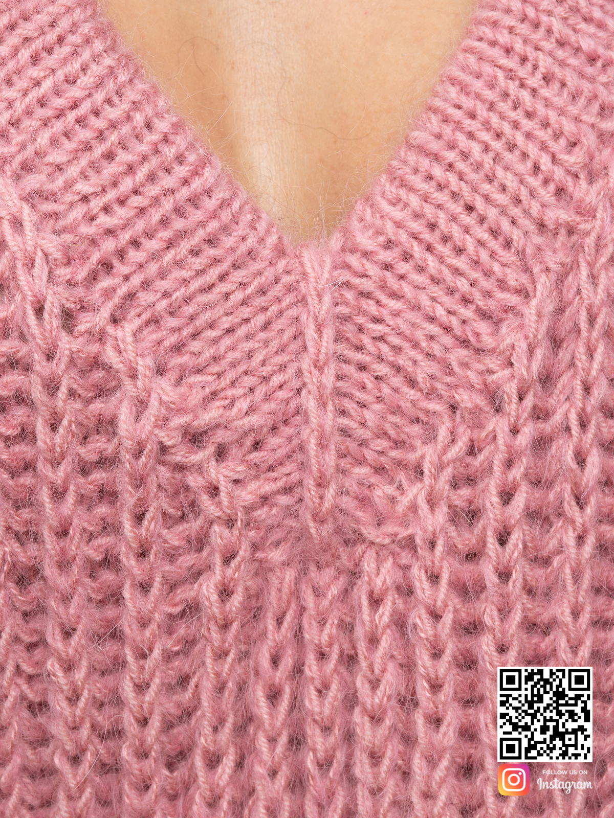 На шестой фотографии женский свитер с v-образным вырезом крупным планом от Shapar, бренда вязаной одежды ручной работы в интернет-магазине связанных спицами вещей.