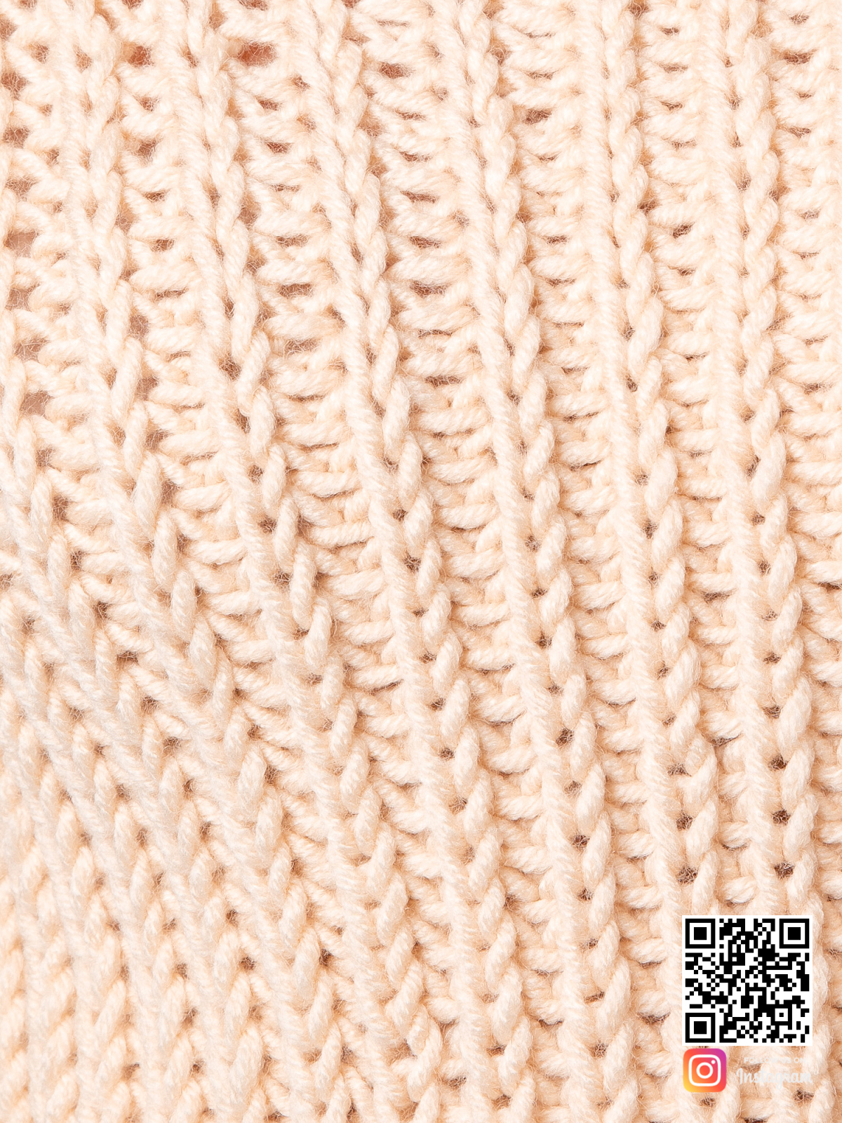 На шестой фотографии свитер с высоким горлом женский крупным планом от Shapar, бренда вязаной одежды ручной работы в интернет-магазине связанных спицами вещей.