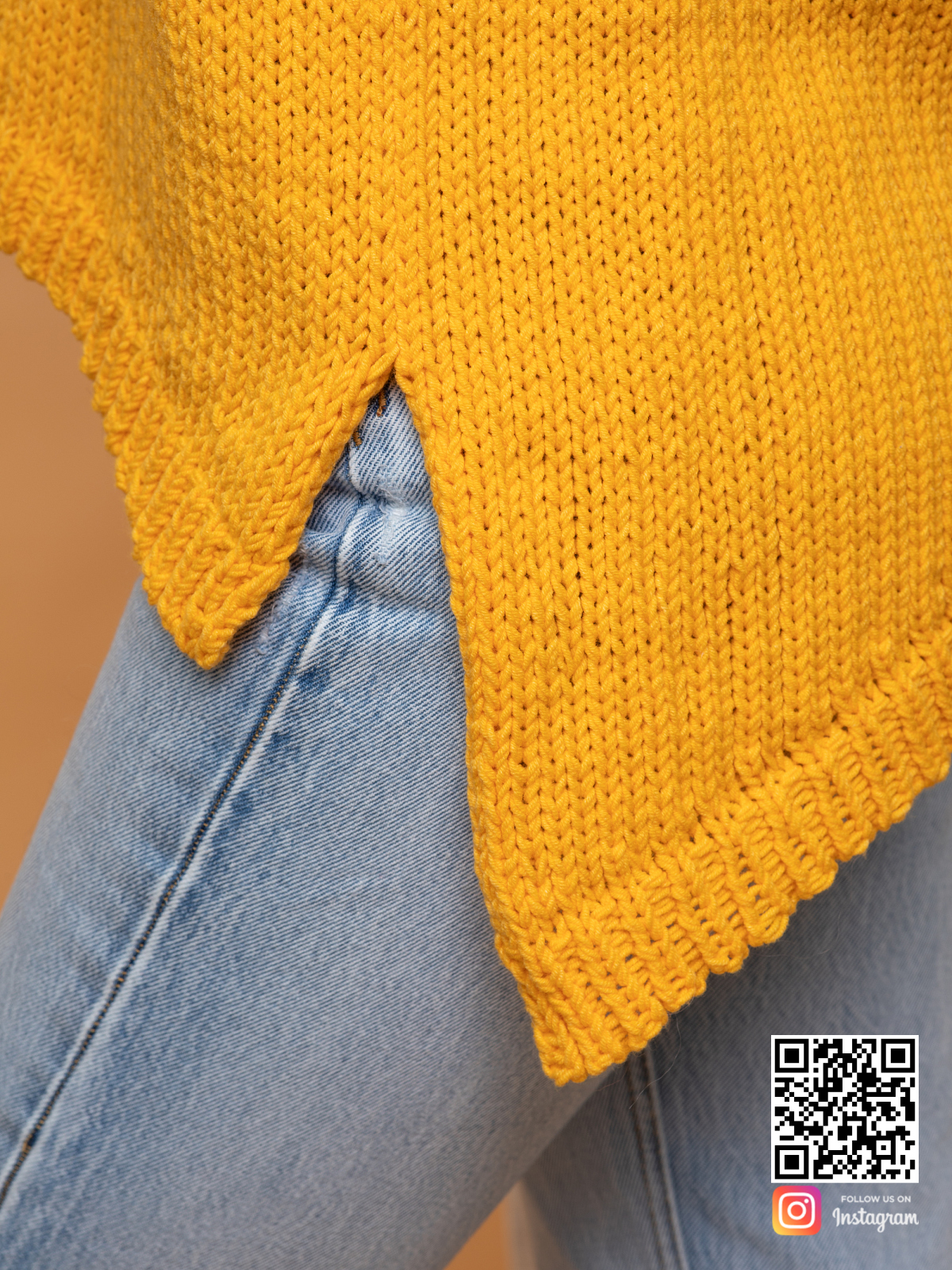 На шестой фотографии удлиненный свитер женский крупным планом от Shapar, бренда вязаной одежды ручной работы в интернет-магазине связанных спицами вещей.