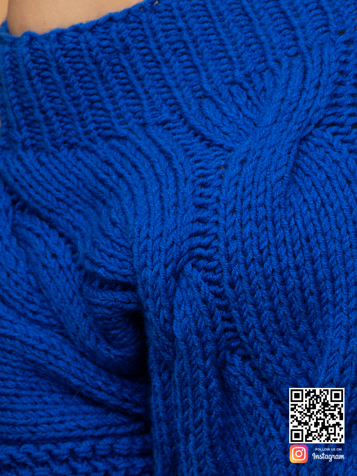 На шестой фотографии вязаное платье свитер крупным планом от Shapar, бренда женской одежды ручной работы в интернет-магазине связанных спицами вещей.
