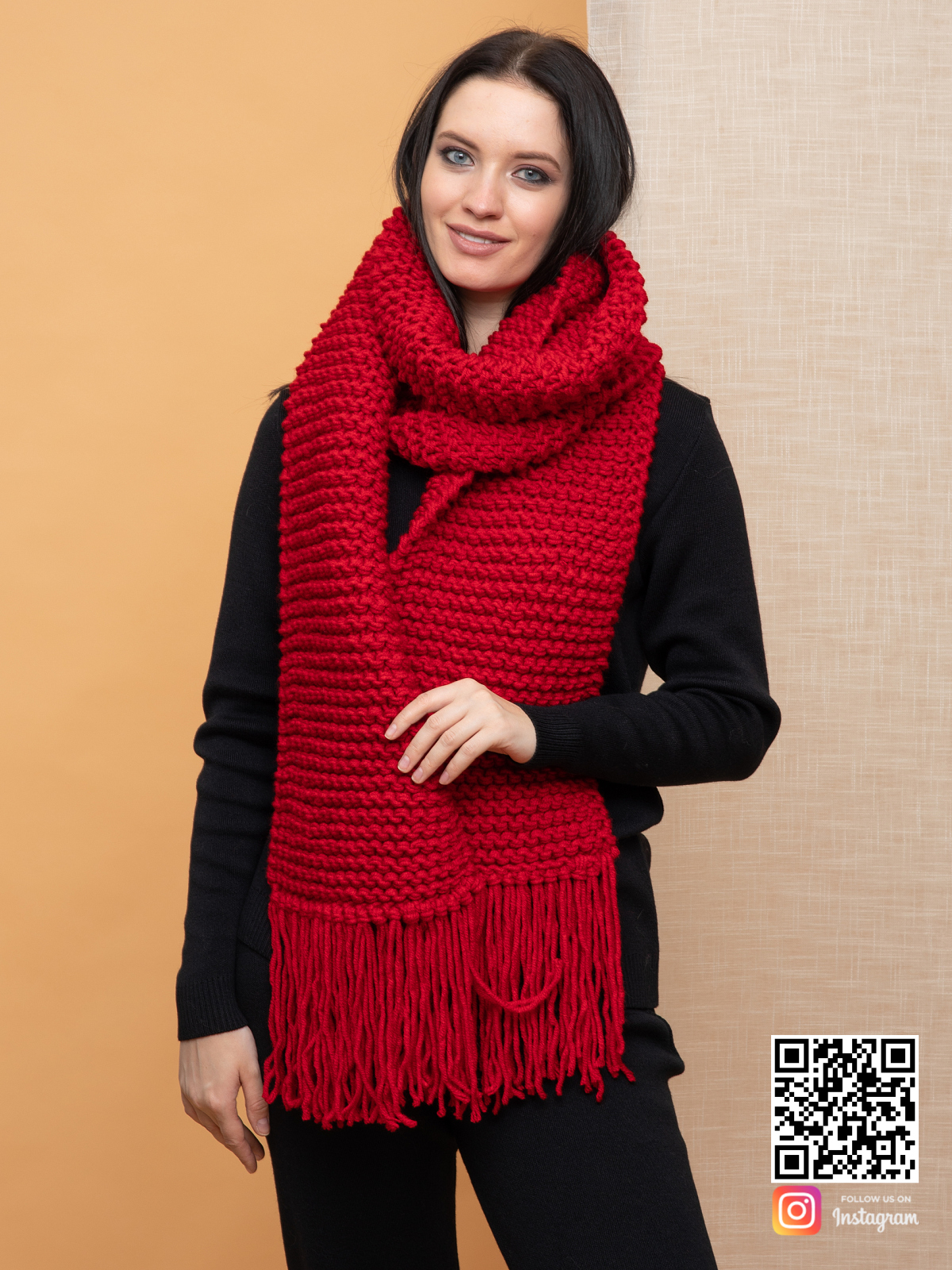 На пятой фотографии женский ярко красный шарф крупной вязки от Shapar, бренда вязаной одежды ручной работы в интернет-магазине связанных спицами вещей.