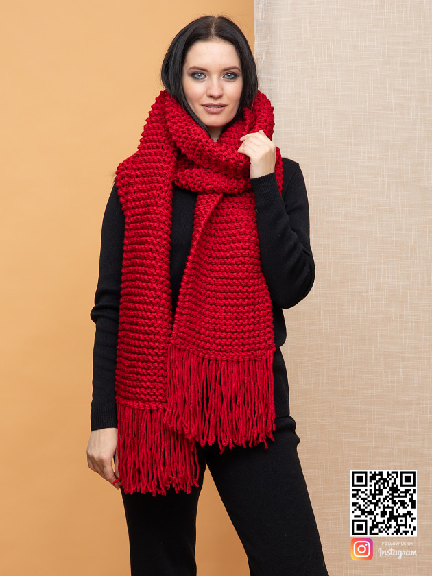 На фотографии женский ярко красный шарф от Shapar, бренда вязаной одежды ручной работы в интернет-магазине связанных спицами вещей.