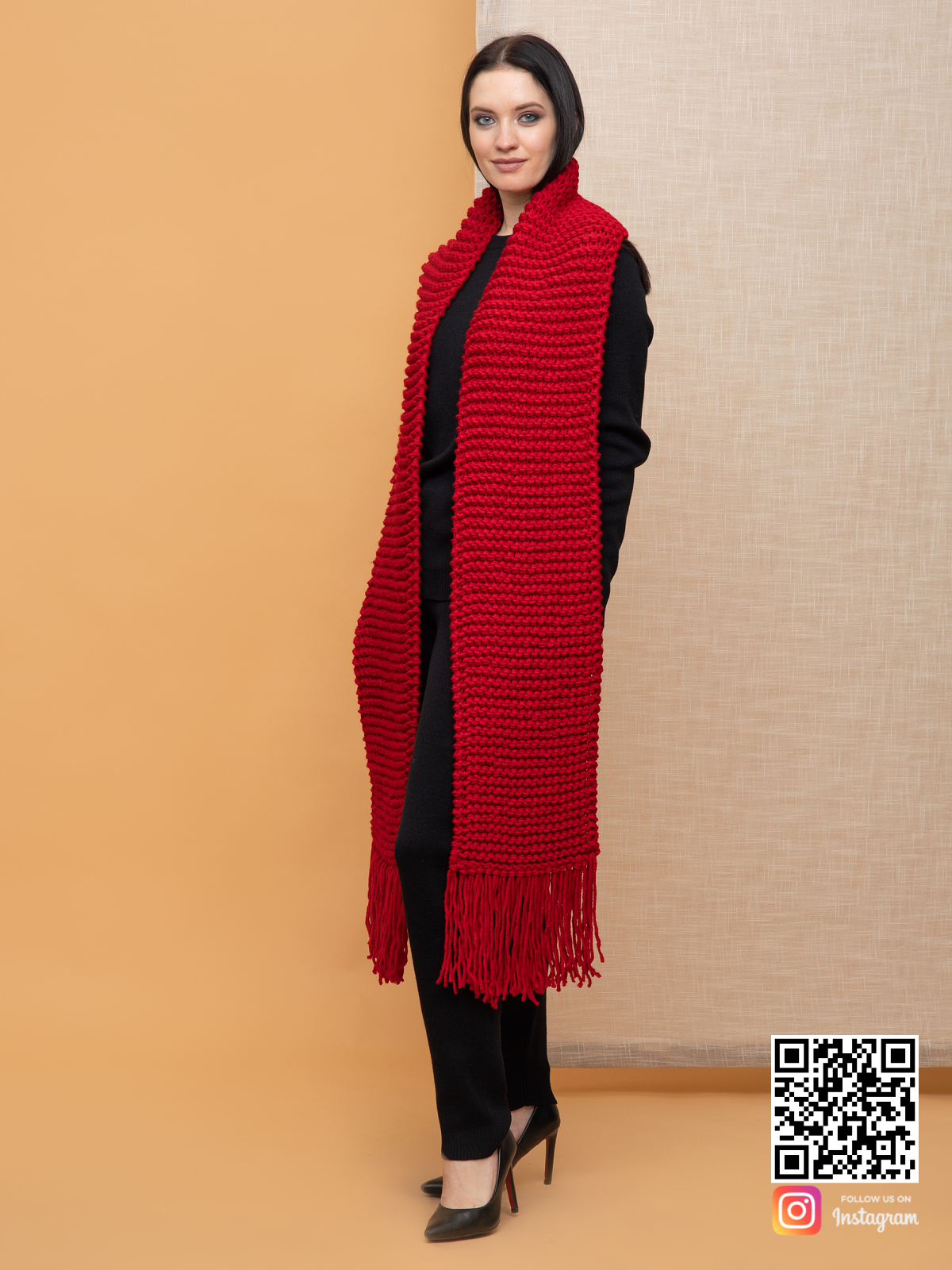 На второй фотографии женский ярко красный шарф с бахромой от Shapar, бренда вязаной одежды ручной работы в интернет-магазине связанных спицами вещей.