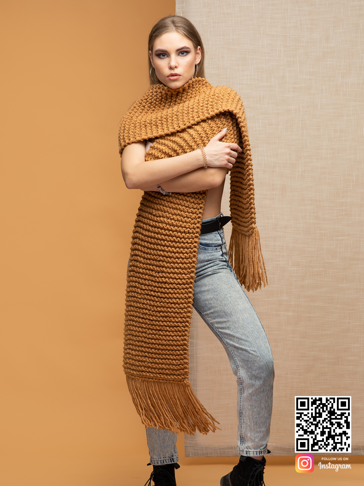 На третьей фотографии длинный женский коричневый шарф от Shapar, бренда вязаной одежды ручной работы в интернет-магазине связанных спицами вещей.