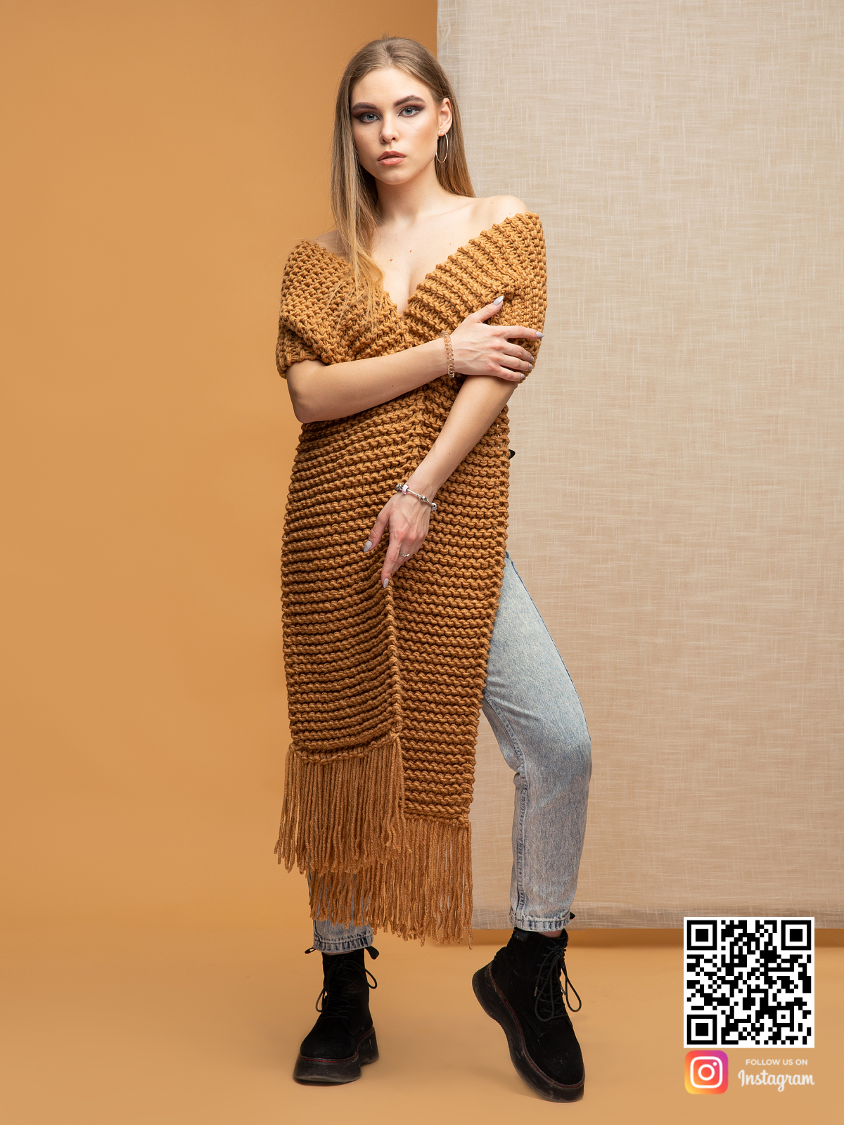 На фотографии женский коричневый шарф от Shapar, бренда вязаной одежды ручной работы в интернет-магазине связанных спицами вещей.