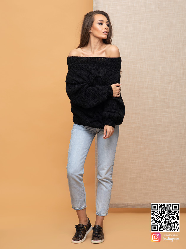 На второй фотографии женский свитер с косой с открытыми плечами от Shapar, бренда вязаной одежды ручной работы в интернет-магазине связанных спицами вещей.