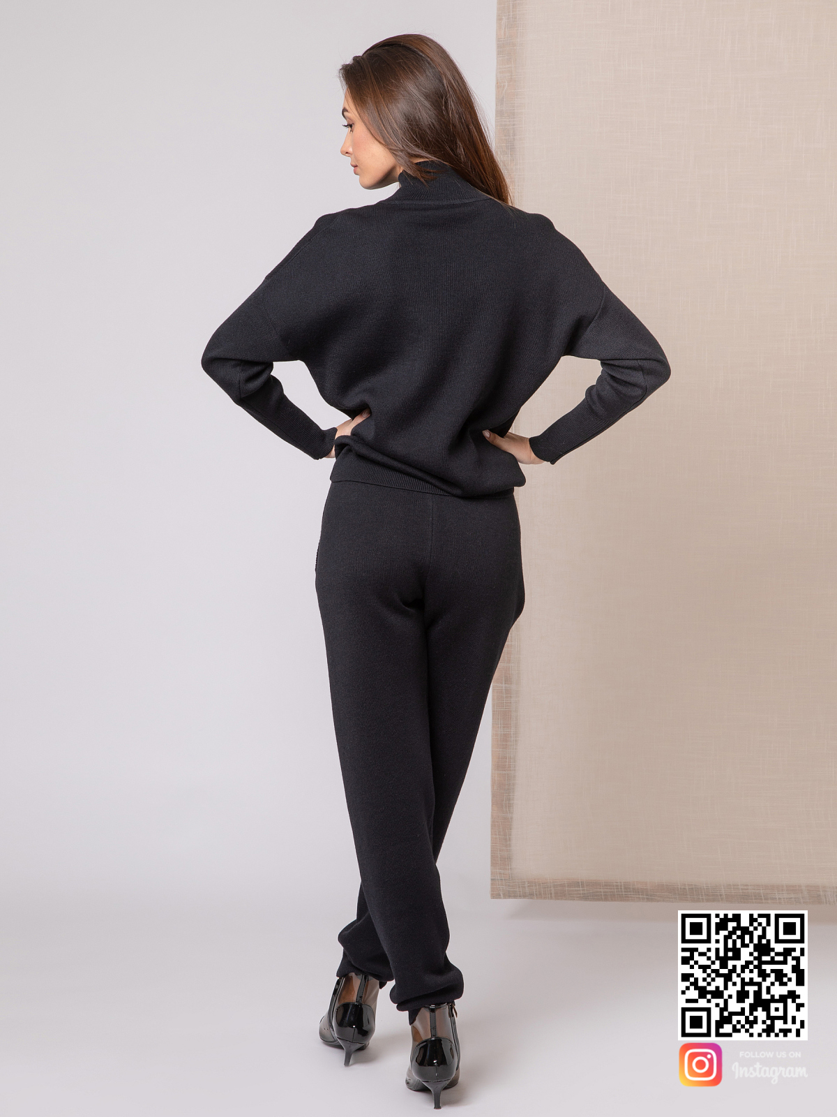 На пятой фотографии черный костюм женский на каждый день от Shapar, бренда вязаной одежды ручной работы в интернет-магазине связанных спицами вещей.