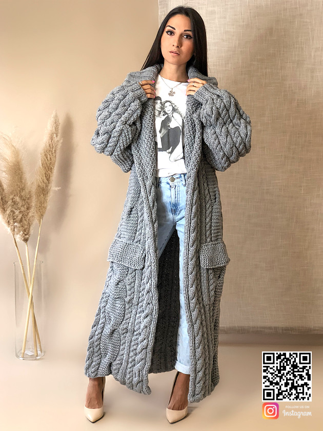 На фотографии женский длинный кардиган крупной вязки от Shapar, бренда вязаной одежды ручной работы в интернет-магазине связанных спицами вещей.