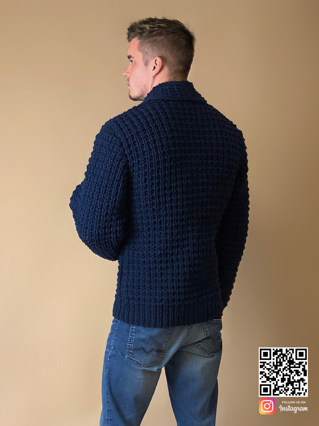 На второй фотографии кардиган для мужчин со спины от Shapar, бренда вязаной одежды ручной работы в интернет-магазине связанных спицами вещей.