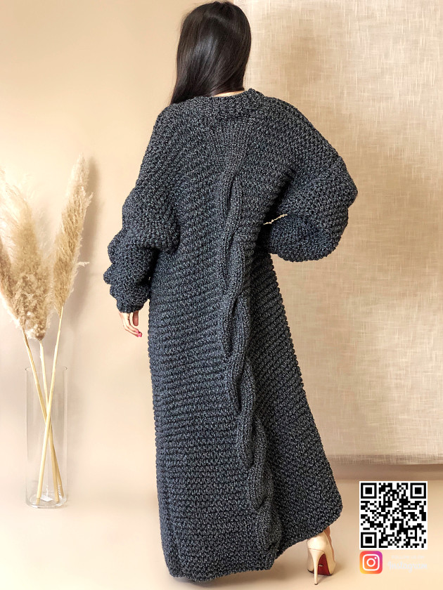 На второй фотографии женский кардиган спицами с косой на спине от Shapar, бренда вязаной одежды ручной работы в интернет-магазине связанных вещей.
