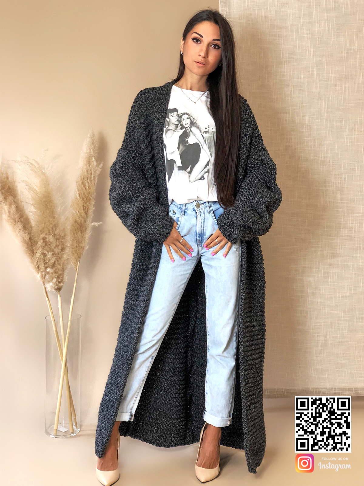 На четвертой фотографии длинный женский кардиган спицами с косой от Shapar, бренда вязаной одежды ручной работы в интернет-магазине связанных вещей.