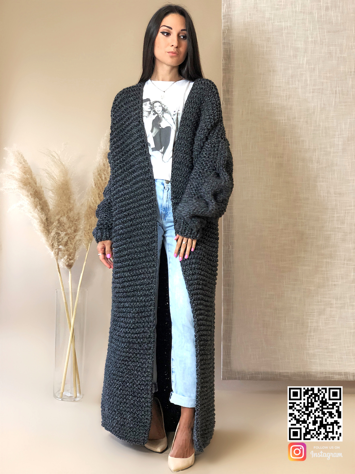 На фотографии женский кардиган спицами с косой от Shapar, бренда вязаной одежды ручной работы в интернет-магазине связанных вещей.