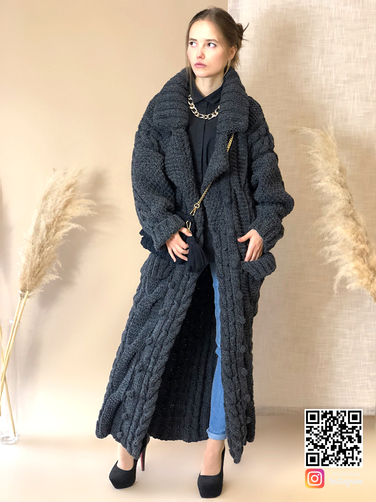 На фотографии женский меланжевый кардиган от Shapar, бренда вязаной одежды ручной работы в интернет-магазине связанных спицами вещей.