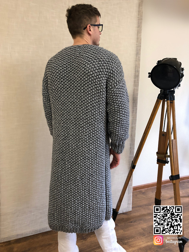 На второй фотографии кардиган мужской на пуговицах со спины от Shapar, бренда вязаной одежды ручной работы в интернет-магазине связанных спицами вещей.