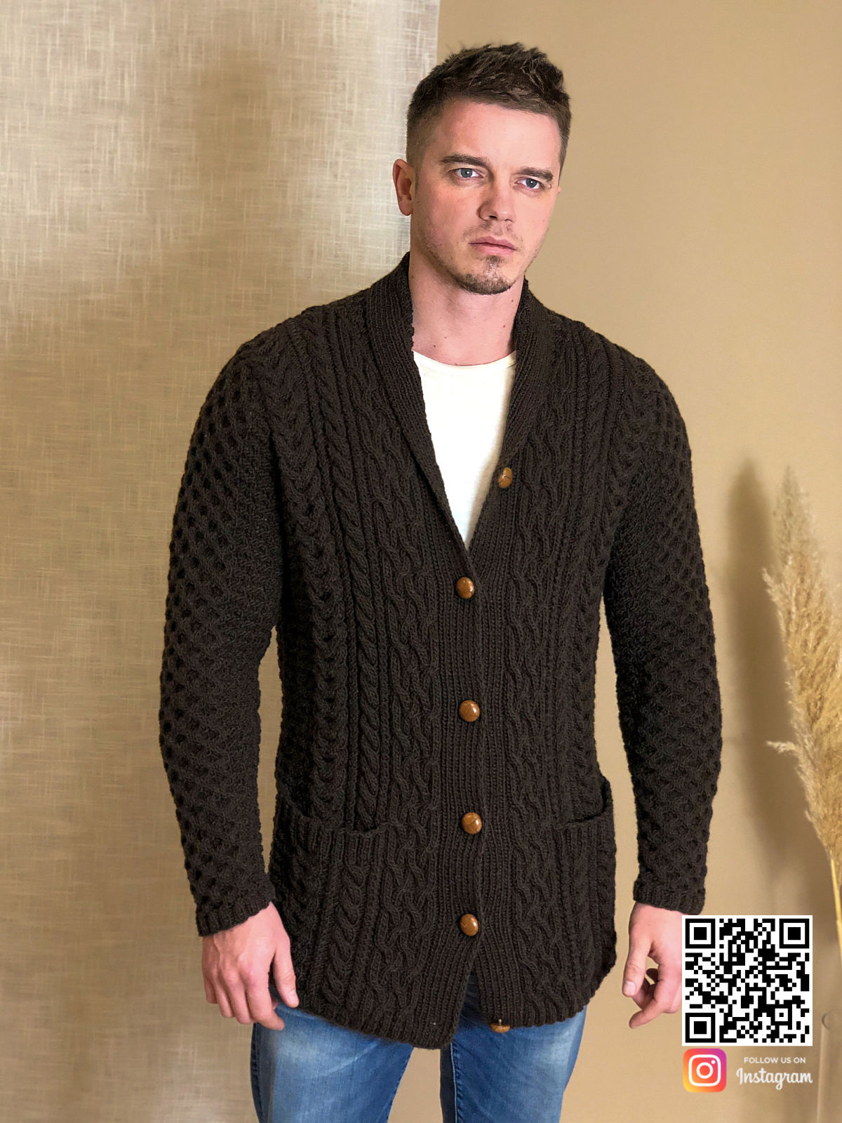 На фотографии мужской коричневый кардиган от Shapar, бренда вязаной одежды ручной работы в интернет-магазине связанных спицами вещей.