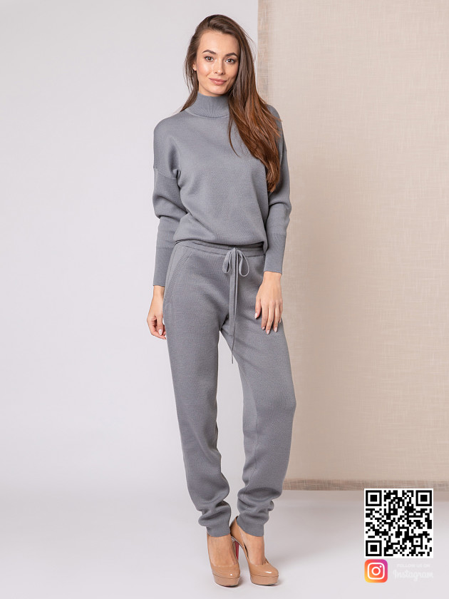 На фотографии серый костюм женский от Shapar, бренда вязаной одежды ручной работы в интернет-магазине связанных спицами вещей.