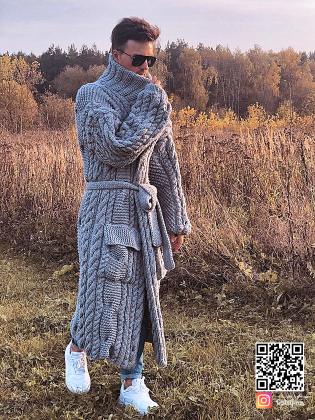 На фотографии серый мужской кардиган от Shapar, бренда вязаной одежды ручной работы в интернет-магазине связанных спицами вещей.