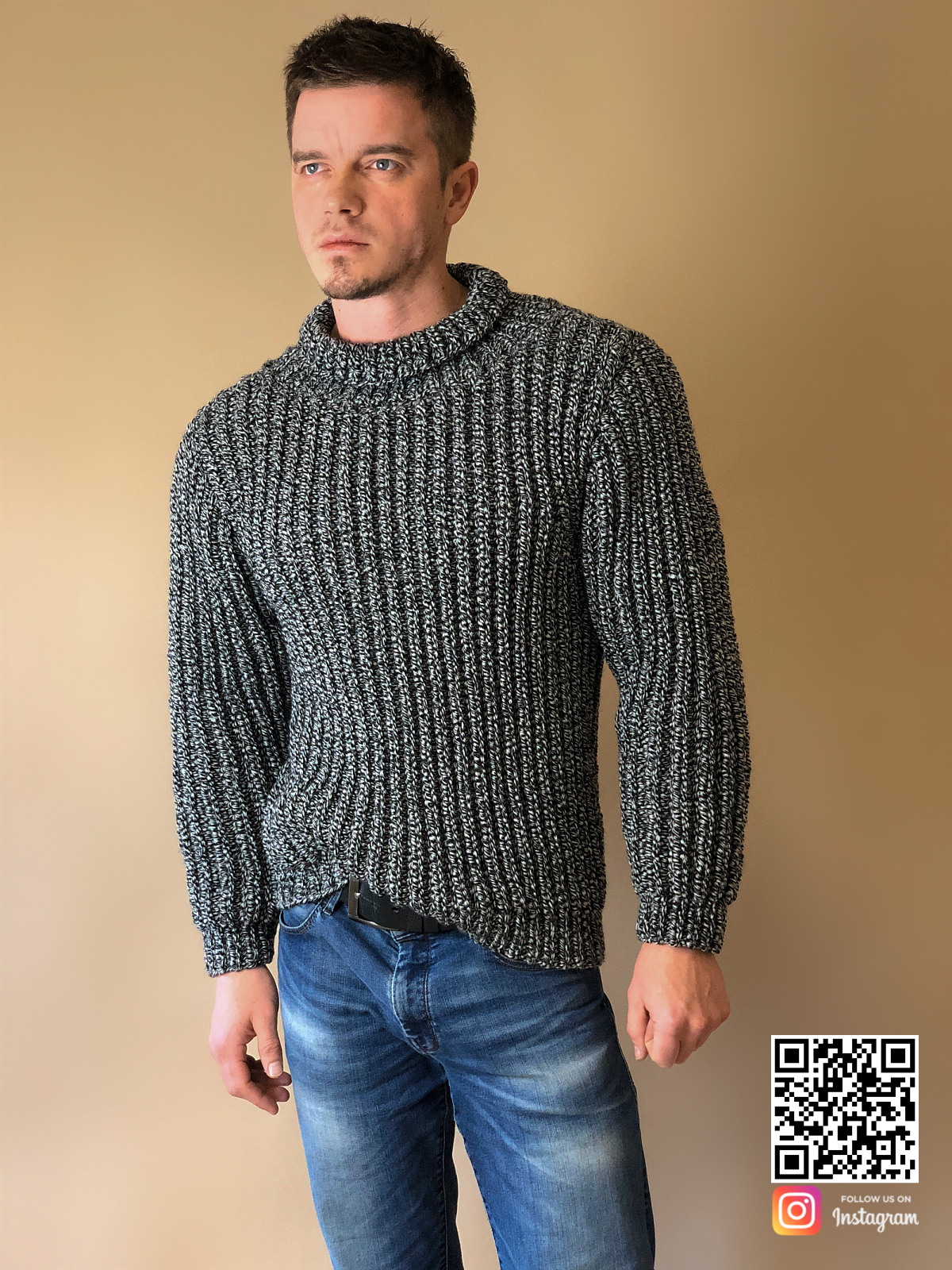 На четвертой фотографии теплый свитер мужской меланжевого цвета от Shapar, бренда вязаной одежды ручной работы в интернет-магазине связанных спицами вещей.