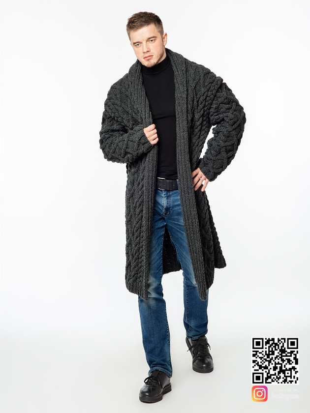 На фотографии удлиненный кардиган мужской от Shapar, бренда вязаной одежды ручной работы в интернет-магазине связанных спицами вещей.