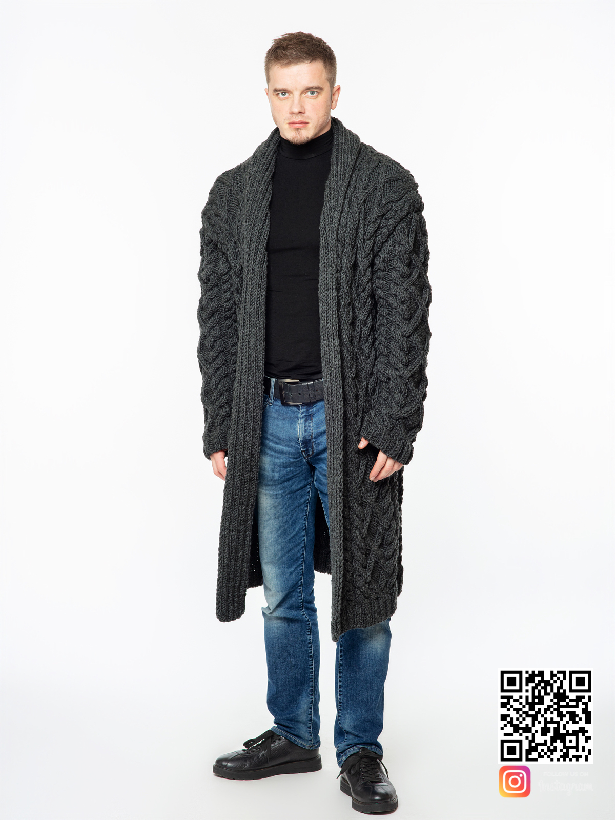 На четвертой фотографии темно-серый удлиненный кардиган мужской от Shapar, бренда вязаной одежды ручной работы в интернет-магазине связанных спицами вещей.